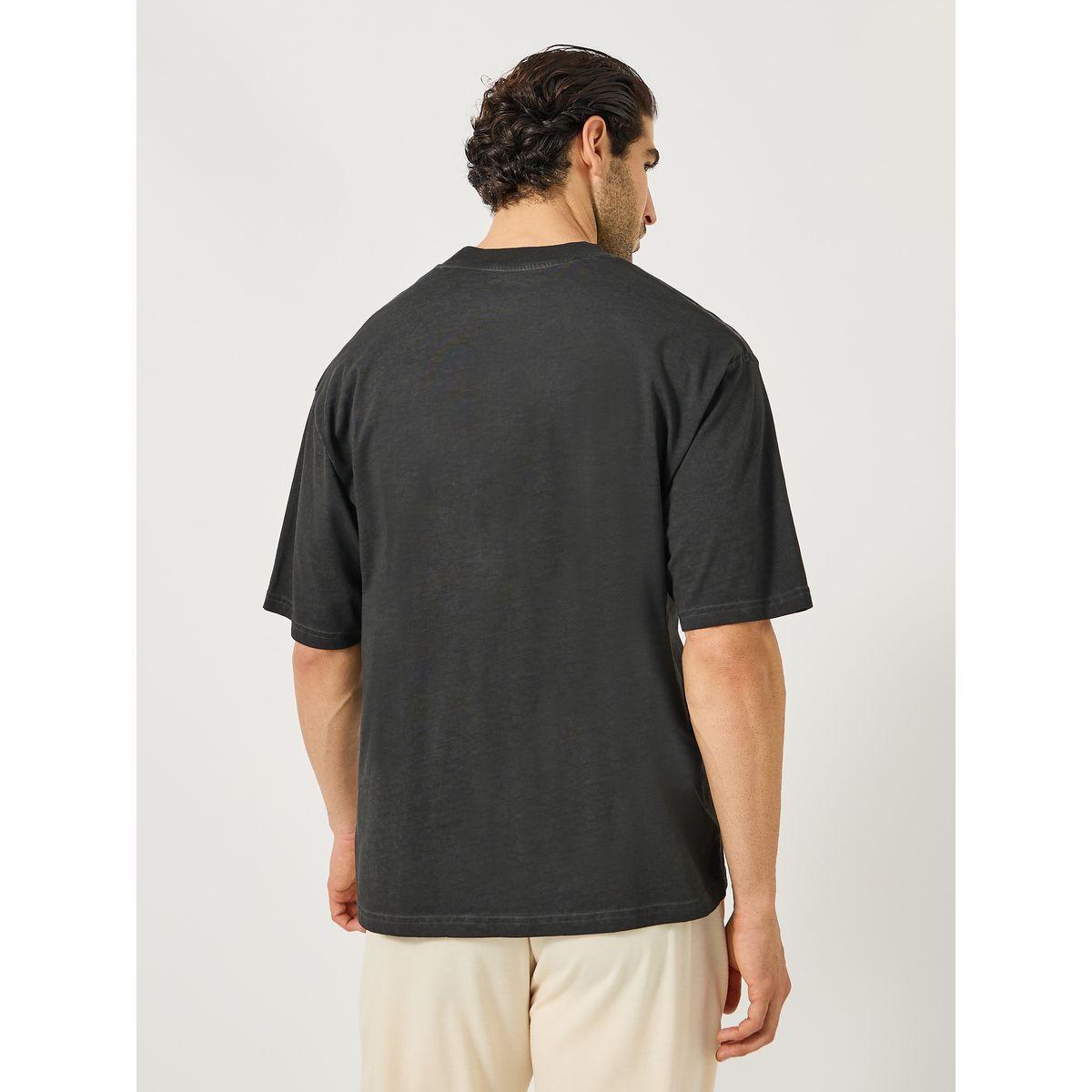 تيشيرت فضفاض بنسيج جيرسي وياقة دائرية-men-clothing-tshirtsandpolos-tshirts-image-4