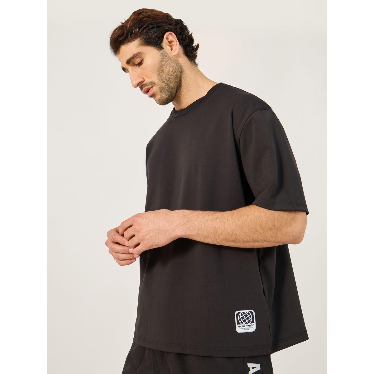 تيشيرت فضفاض مزين  بشارة مُرقعة-men-clothing-tshirtsandpolos-tshirts-image-1