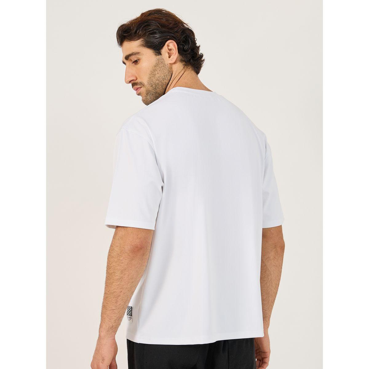 تيشيرت فضفاض بقطن سكوبا مزين بشارة-men-clothing-tshirtsandpolos-tshirts-image-4