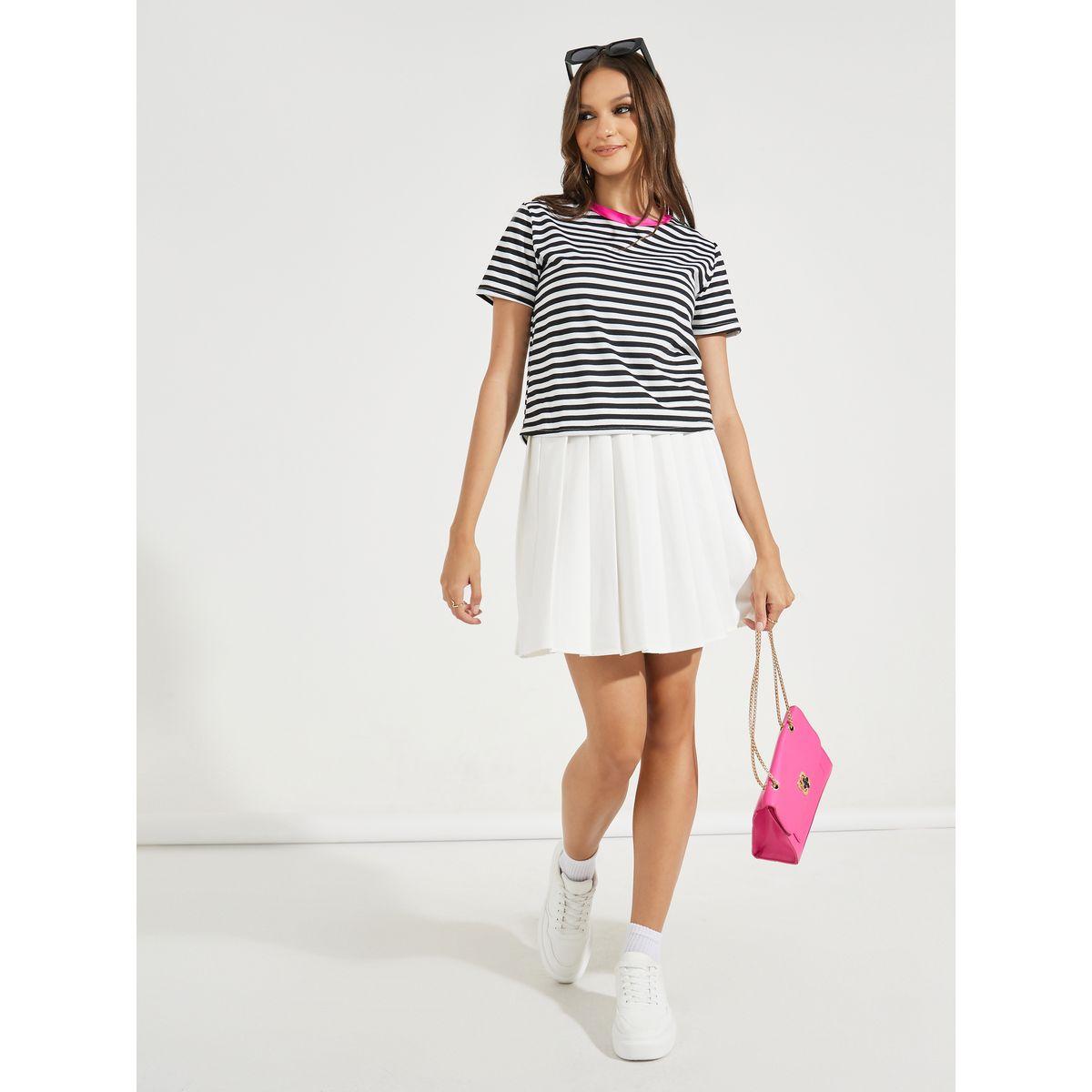 تيشيرت مخطط بقصة عادية وياقة بتفاصيل مُتباينة-women-clothing-tshirts-image-2