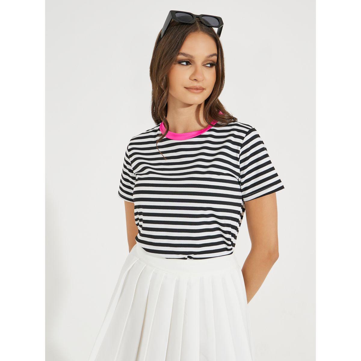 تيشيرت مخطط بقصة عادية وياقة بتفاصيل مُتباينة-women-clothing-tshirts-image-3