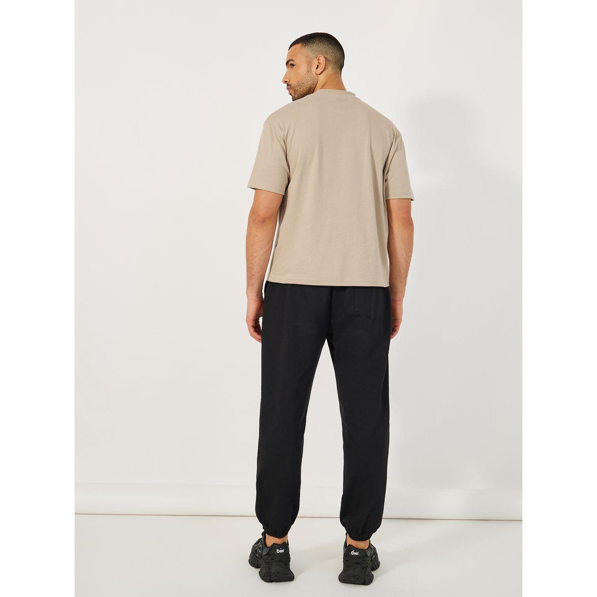 طقم منسق من جوغر تيري مع تيشيرت فضفاض بطبعة كتابة-men-clothing-coordsets-image-4