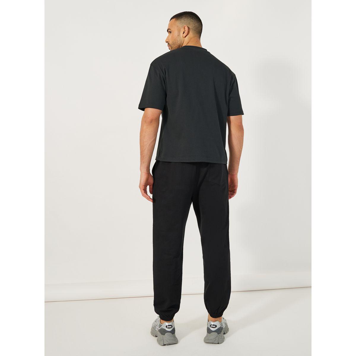 طقم منسق من جوغر تيري مع تيشيرت فضفاض بطبعة كتابة-men-clothing-coordsets-image-4