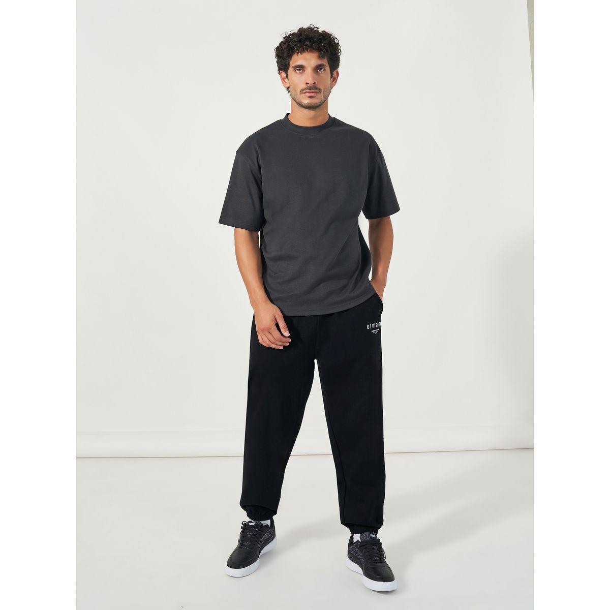 طقم منسق من جوغر تيري وتيشيرت فضفاض بطبعة كتابة-men-clothing-coordsets-image-2
