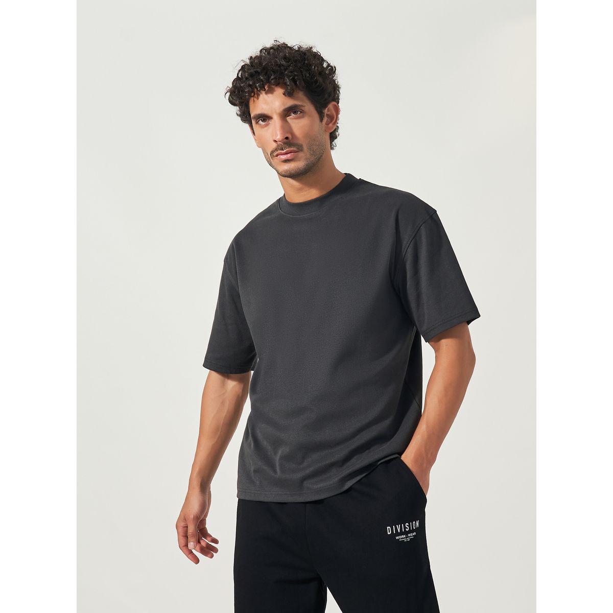 طقم منسق من جوغر تيري وتيشيرت فضفاض بطبعة كتابة-men-clothing-coordsets-image-3