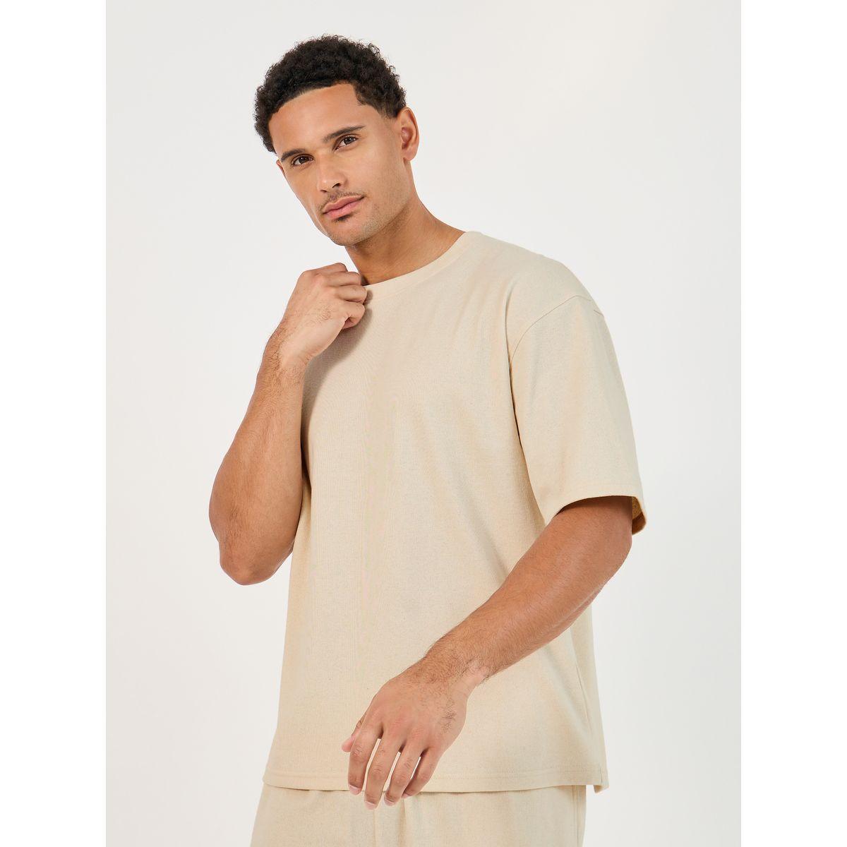 طقم منسق من جوغر وتيشيرت فضفاض بطبعة على الظهر-men-clothing-coordsets-image-2
