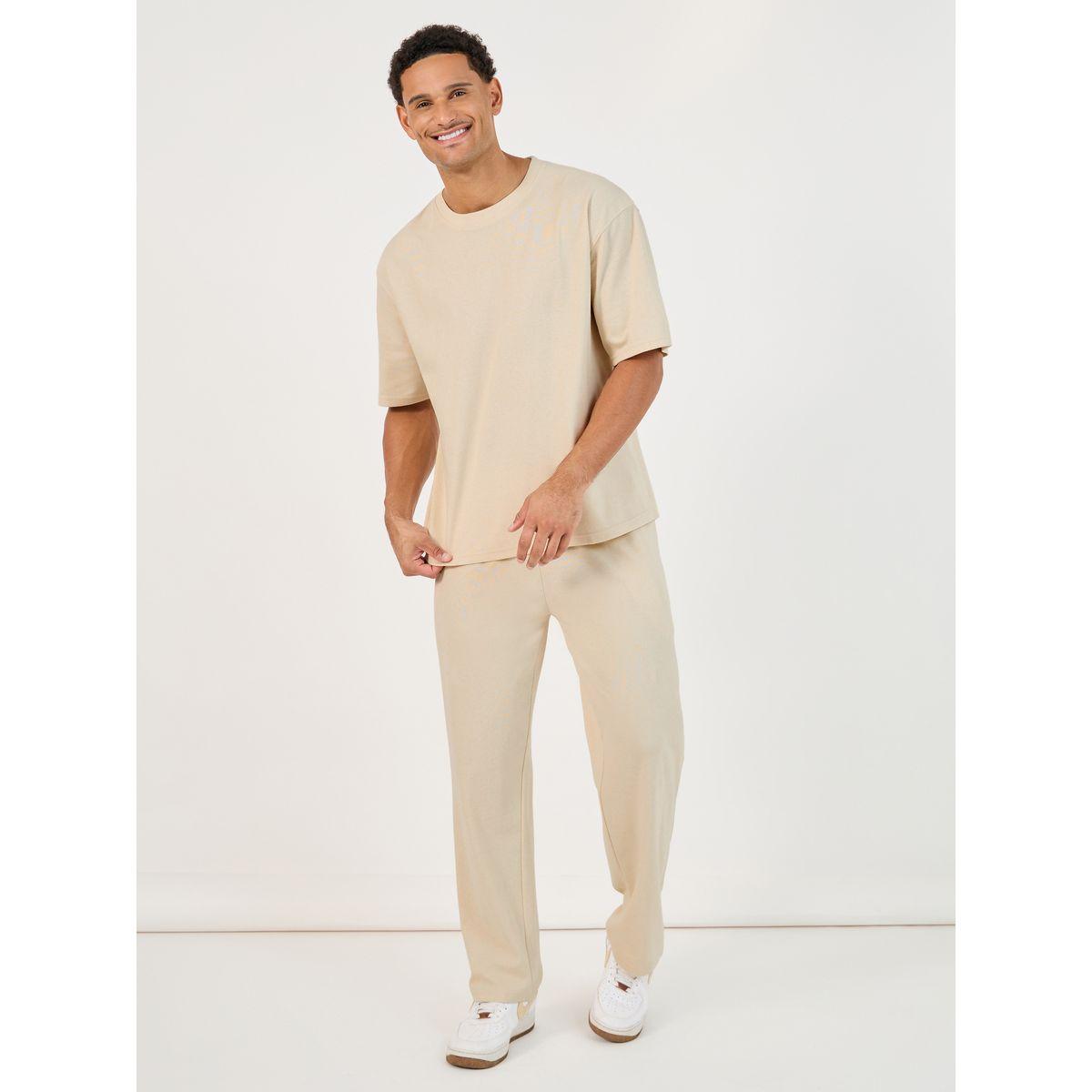 طقم منسق من جوغر وتيشيرت فضفاض بطبعة على الظهر-men-clothing-coordsets-image-3
