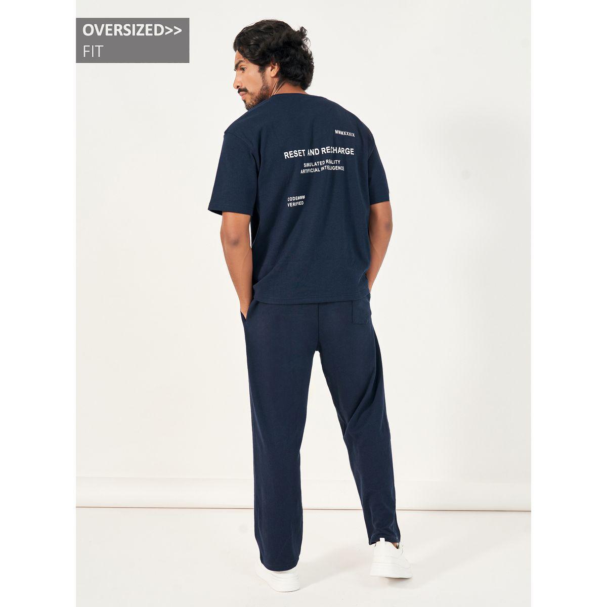 طقم منسق من جوغر وتيشيرت فضفاض بطبعة كتابة-men-clothing-coordsets-image-1