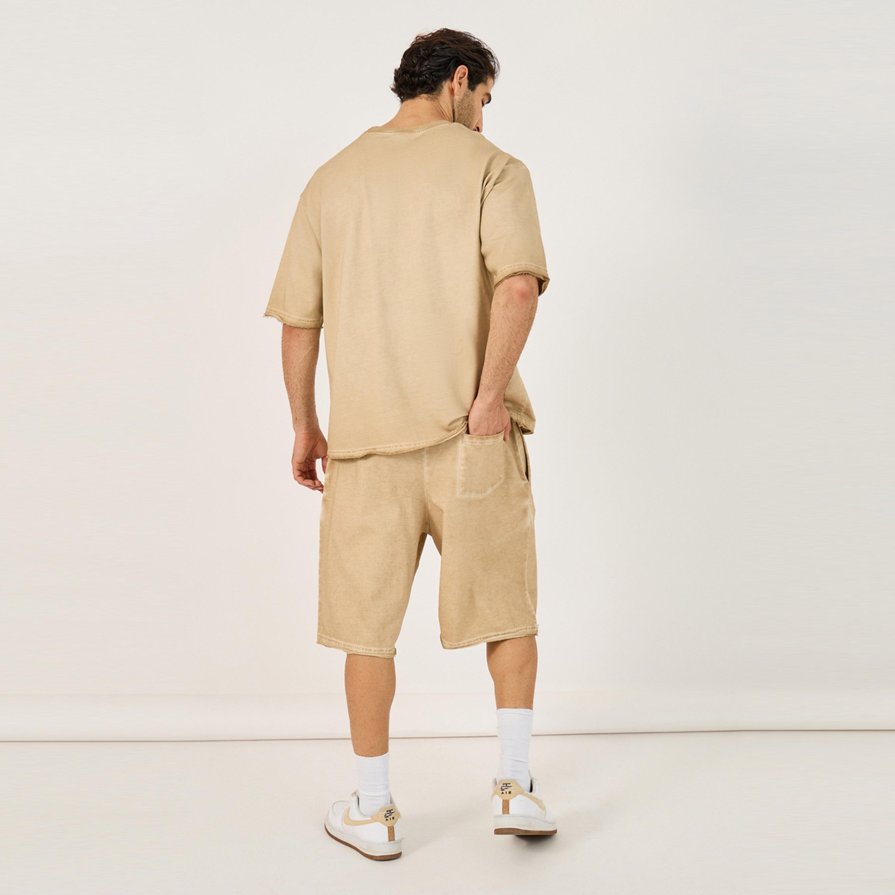 ستايلي - طقم تي شيرت ثقيل من قماش تيري باهت وشورت بتفاصيل حافة غير مكتملة-men-clothing-coordsets-image-5
