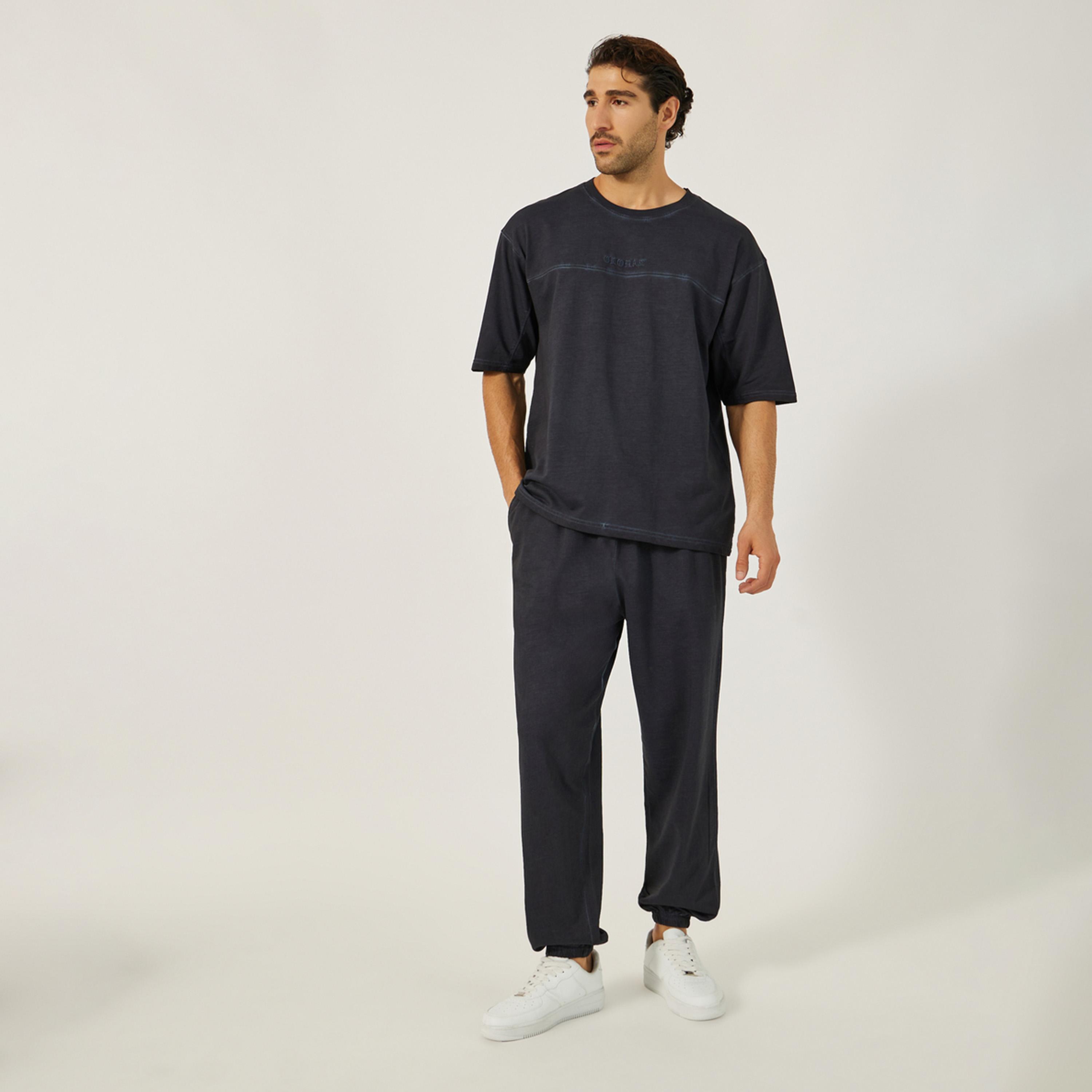 ستايلي - تي شيرت بقبة دائرية وبنطال رياضي كبير الحجم مغسول بالأحماض-men-clothing-coordsets-image-1