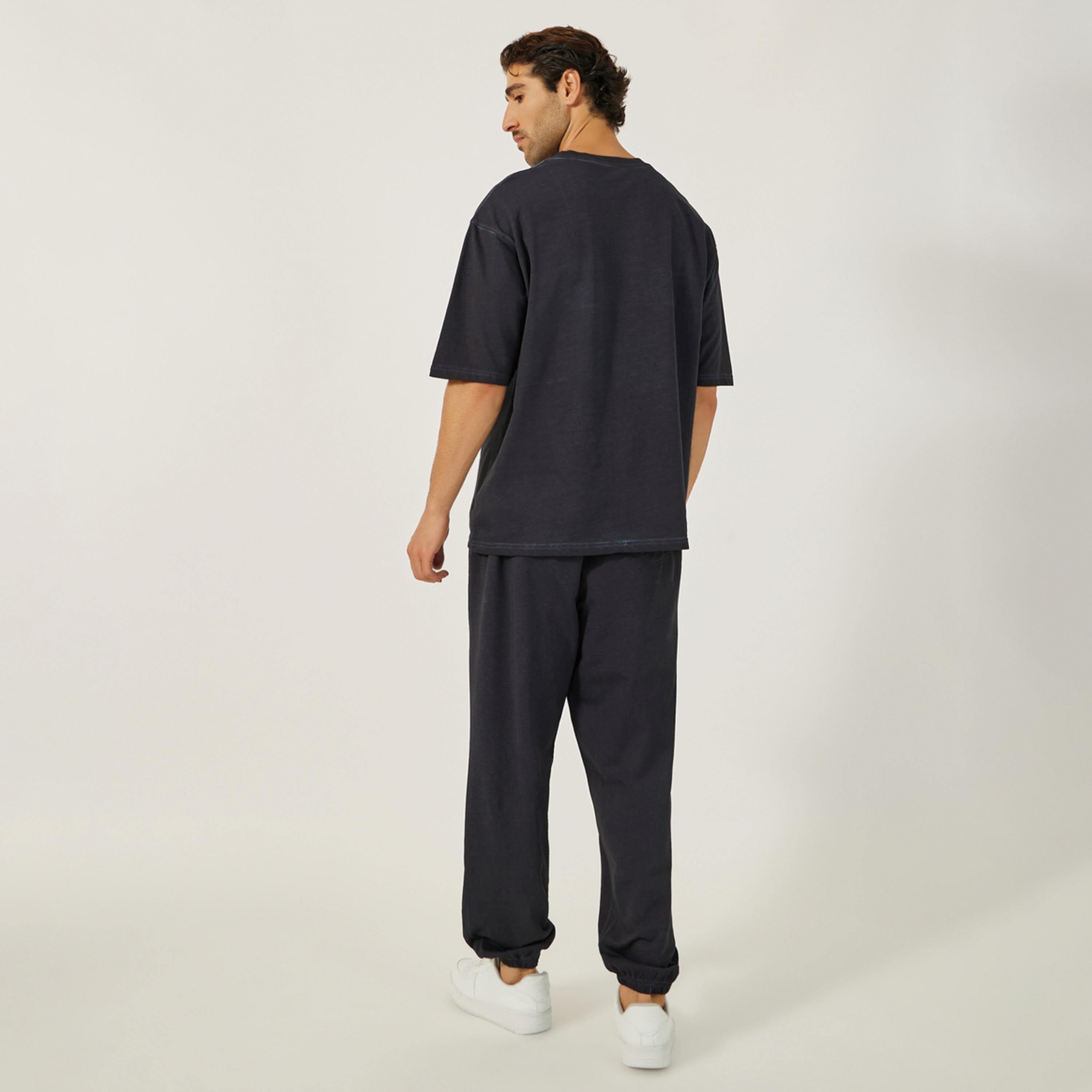 ستايلي - تي شيرت بقبة دائرية وبنطال رياضي كبير الحجم مغسول بالأحماض-men-clothing-coordsets-image-4