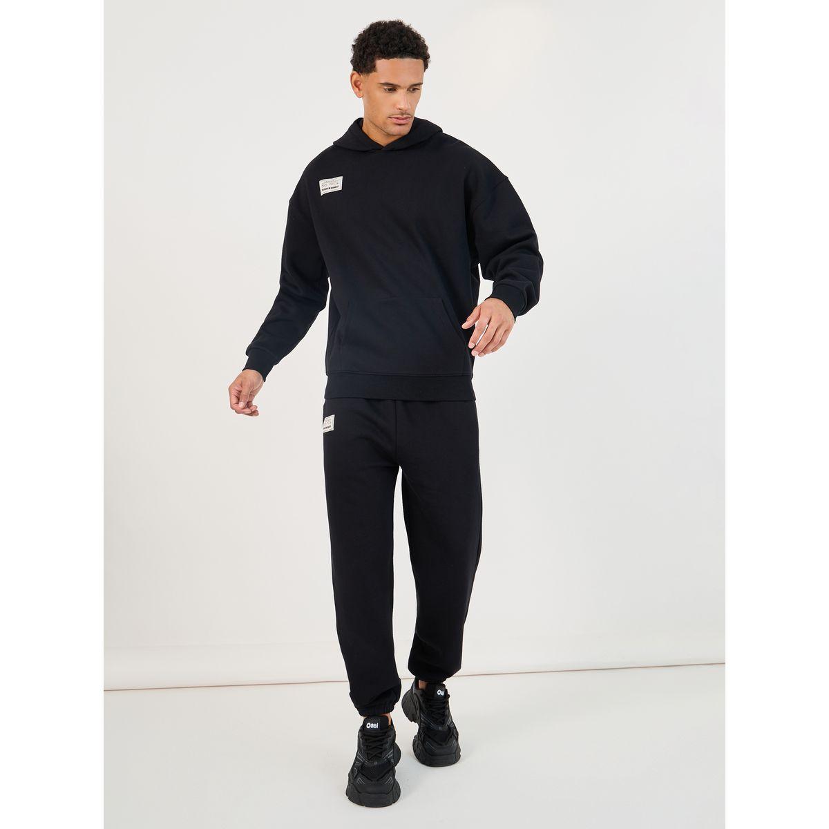 طقم منسق من جوغر مع هودي فليس فضفاض بشارة مُرقعة-men-clothing-coordsets-image-1