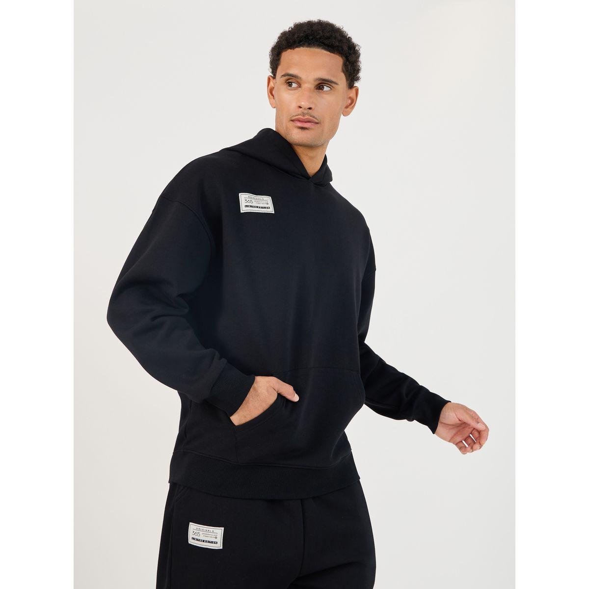 طقم منسق من جوغر مع هودي فليس فضفاض بشارة مُرقعة-men-clothing-coordsets-image-2