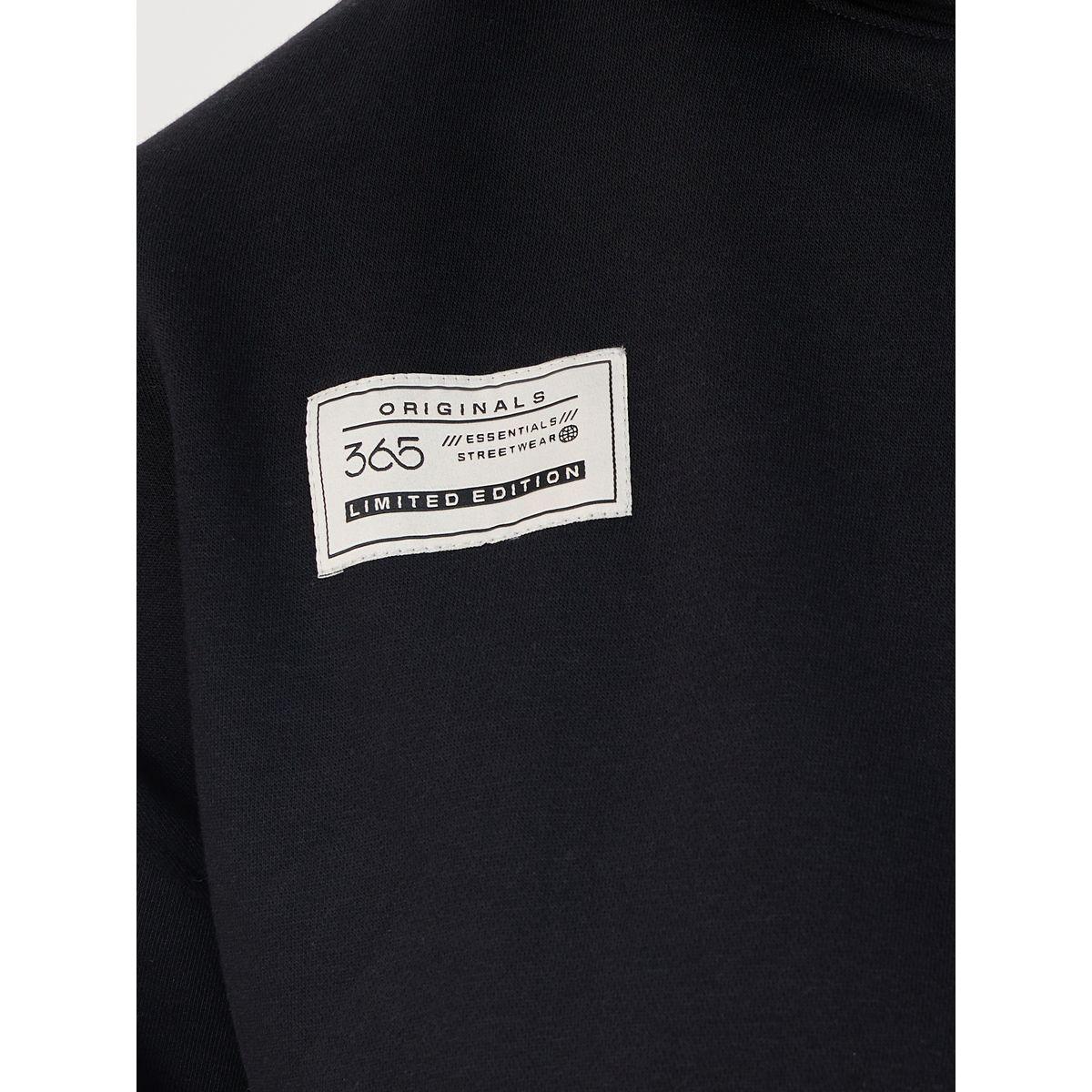 طقم منسق من جوغر مع هودي فليس فضفاض بشارة مُرقعة-men-clothing-coordsets-image-3