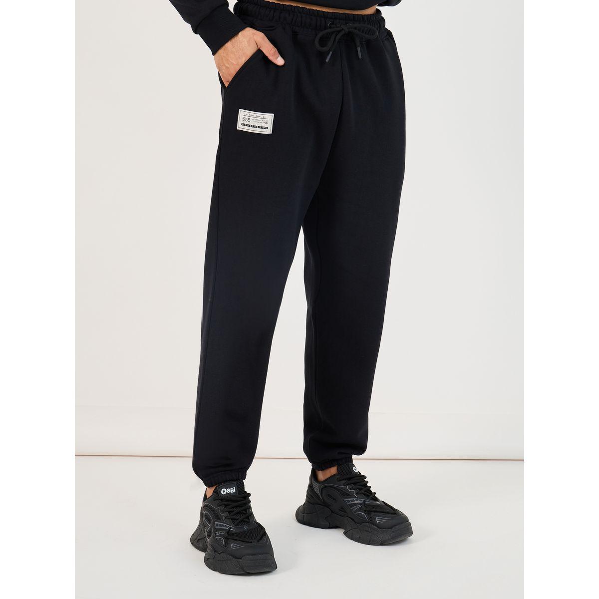 طقم منسق من جوغر مع هودي فليس فضفاض بشارة مُرقعة-men-clothing-coordsets-image-4
