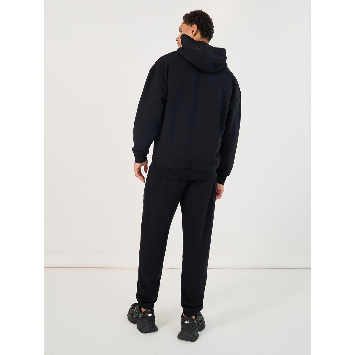 طقم منسق من جوغر مع هودي فليس فضفاض بشارة مُرقعة-men-clothing-coordsets-image-5
