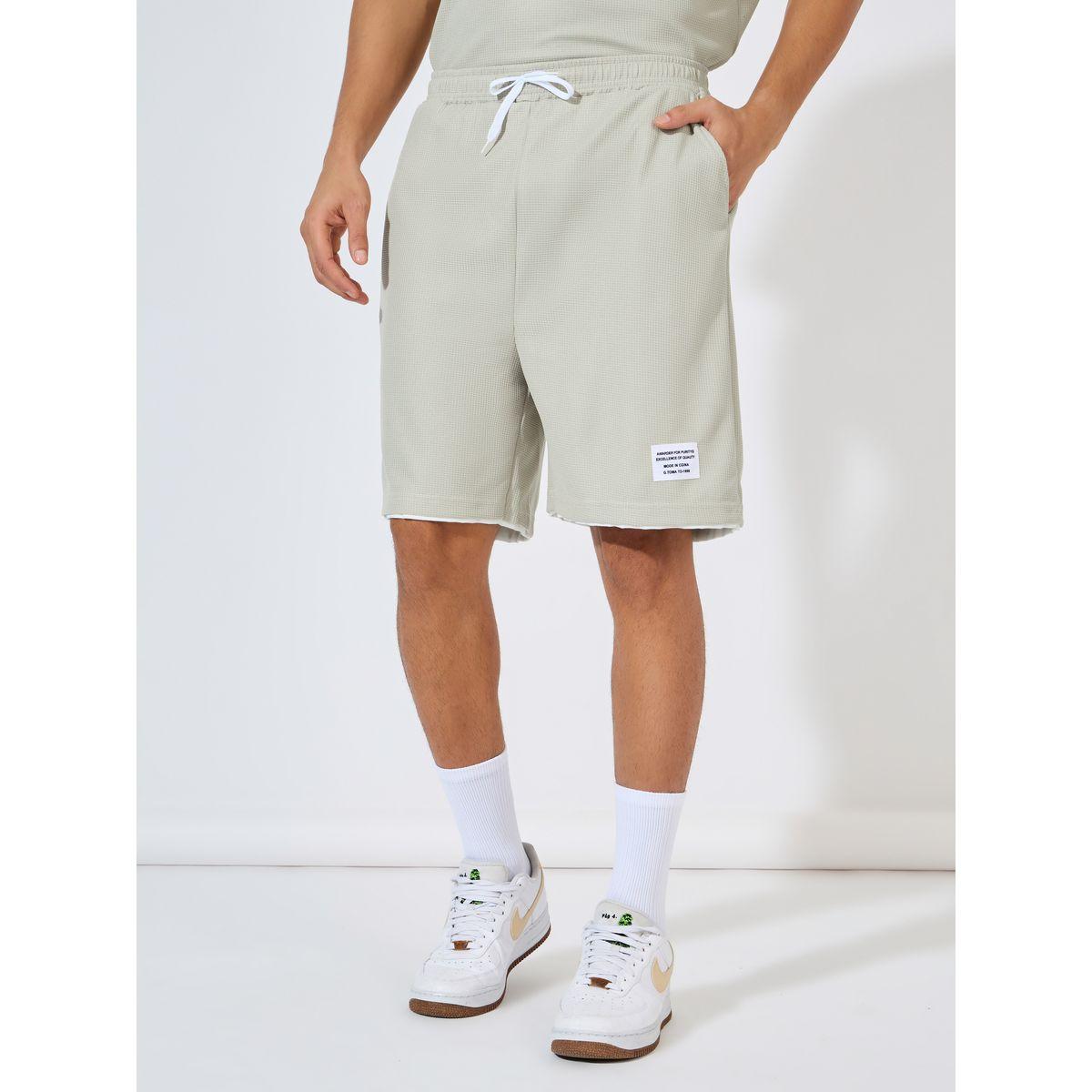 طقم منسق من شورت مع تيشيرت فضفاض بنمط وافل-men-clothing-coordsets-image-5