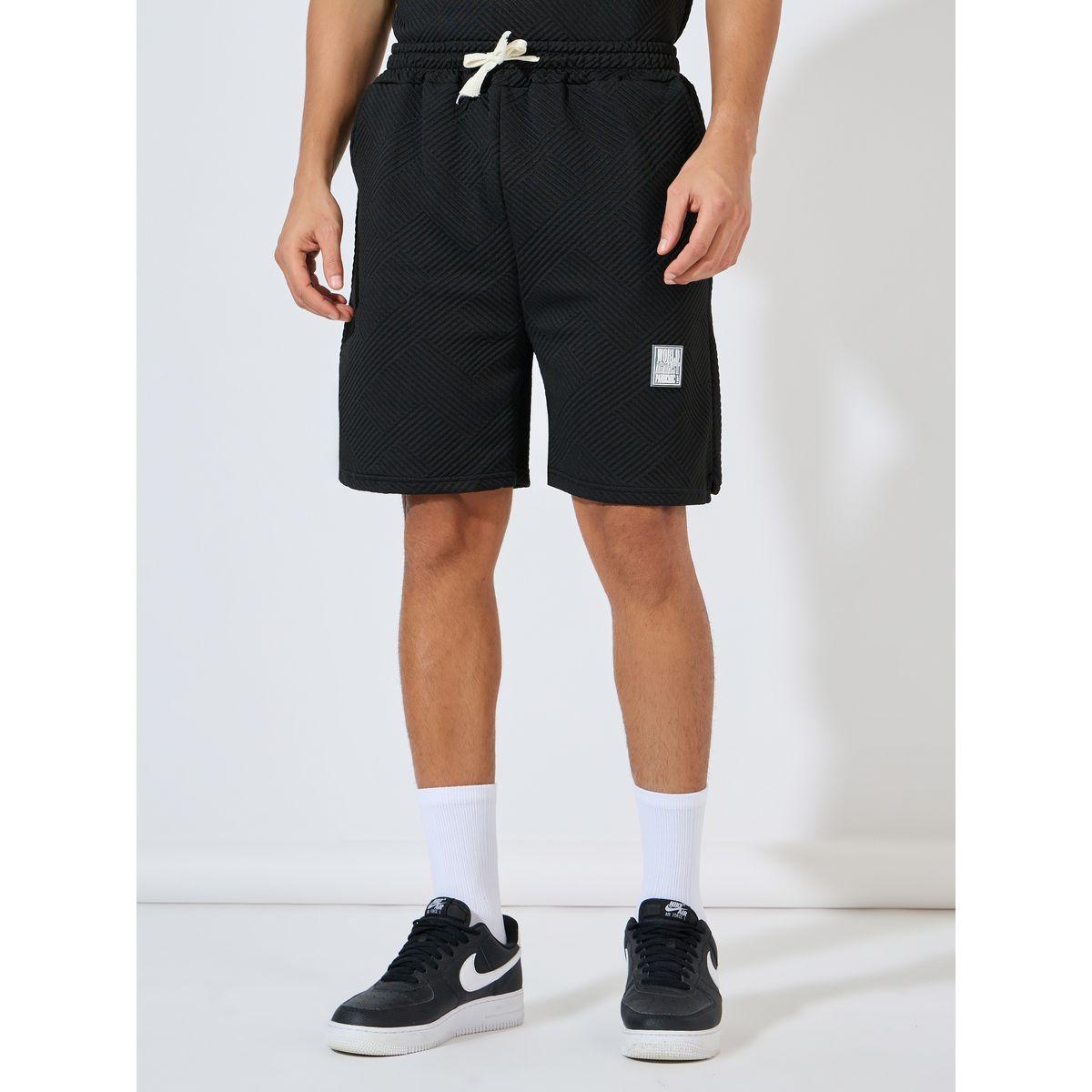 طقم منسق من شورت مع تيشيرت فضفاض بتفاصيل محبوكة-men-clothing-coordsets-image-5