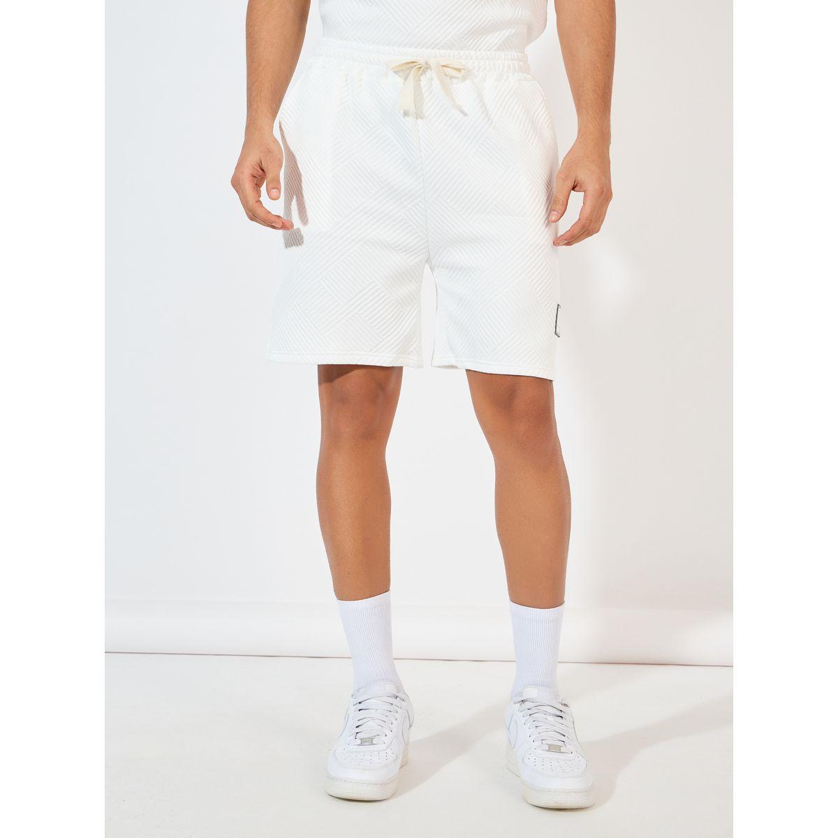 طقم منسق من شورت وتيشيرت فضفاض بتفاصيل محبوكة-men-clothing-coordsets-image-5