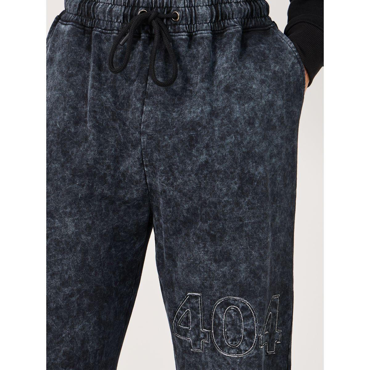 جوغر فضفاض بتفاصيل مشطوفة مزين بشارة-men-clothing-bottoms-joggers-image-3