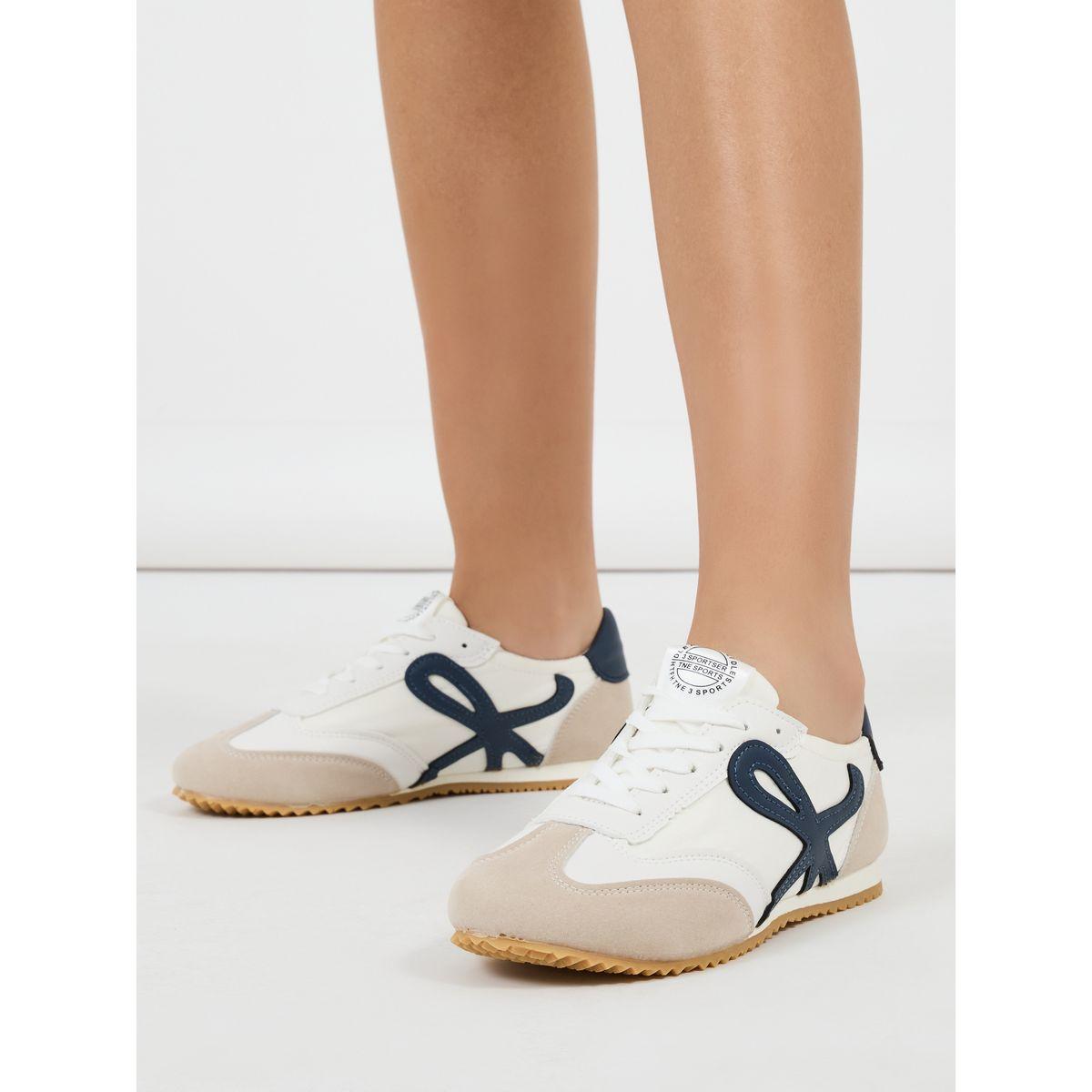 حذاء سنيكرز بتفاصيل مُتباينة-women-shoes-sneakers-image-1