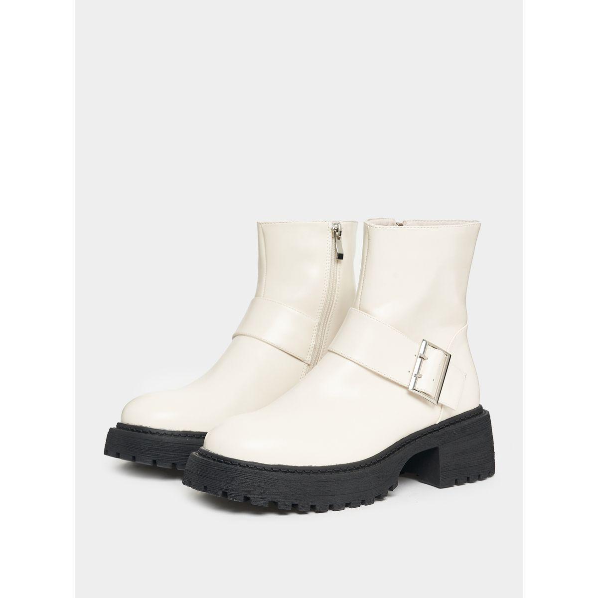 حذاء بوت سادة مزين بإبزيم غلق رايد × ستايلي-women-shoes-boots-image-3