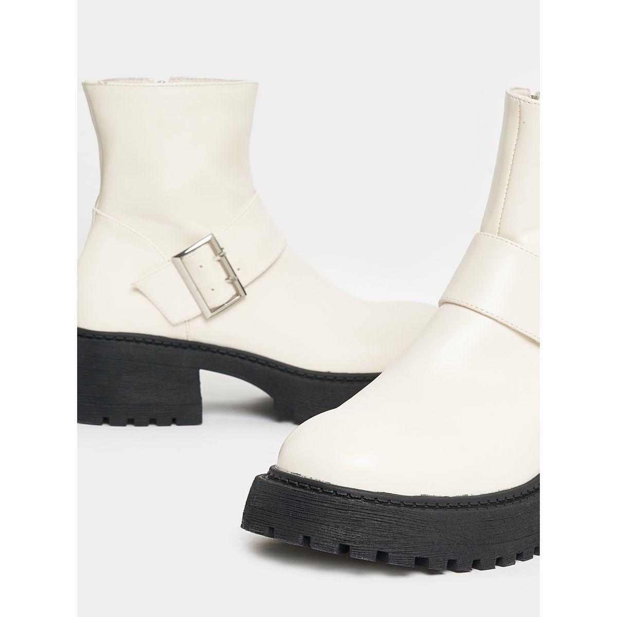 حذاء بوت سادة مزين بإبزيم غلق رايد × ستايلي-women-shoes-boots-image-4