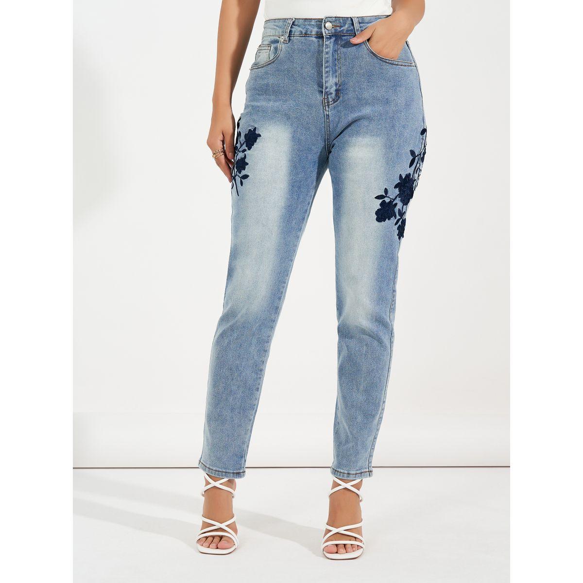 جينز بقصة موم مع خصر عالي وتفاصيل مُطرّزة-women-clothing-bottoms-jeans-image-2