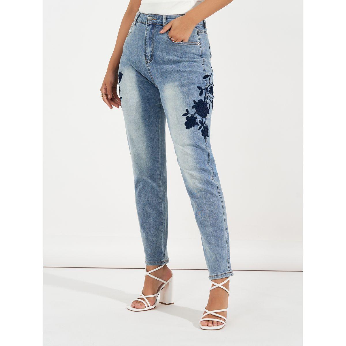 جينز بقصة موم مع خصر عالي وتفاصيل مُطرّزة-women-clothing-bottoms-jeans-image-3