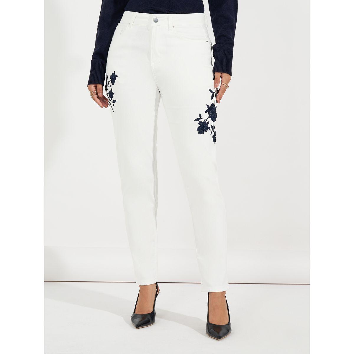 جينز بقصة موم مع خصر عالي وتفاصيل مُطرّزة-women-clothing-bottoms-jeans-image-2