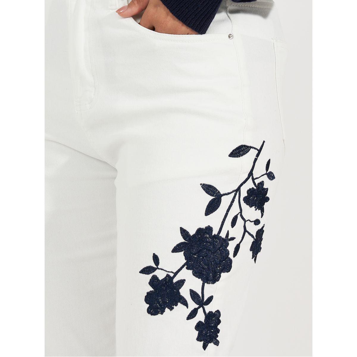 جينز بقصة موم مع خصر عالي وتفاصيل مُطرّزة-women-clothing-bottoms-jeans-image-4