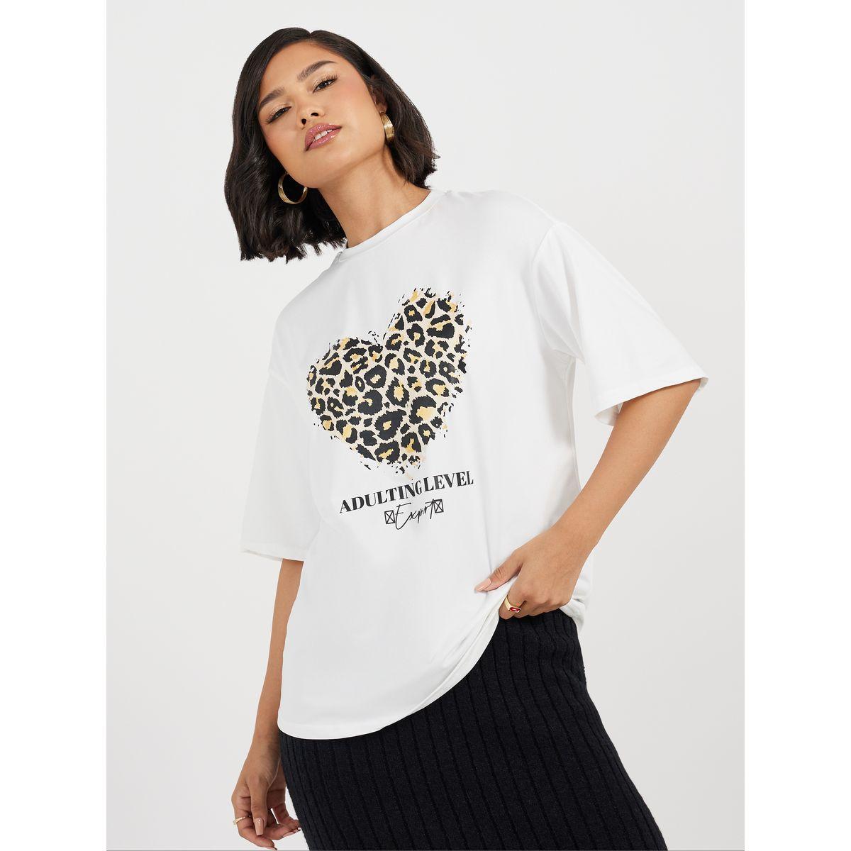 تيشيرت فضفاض بياقة دائرية وطبعة جرافيك-women-clothing-tshirts-image-1