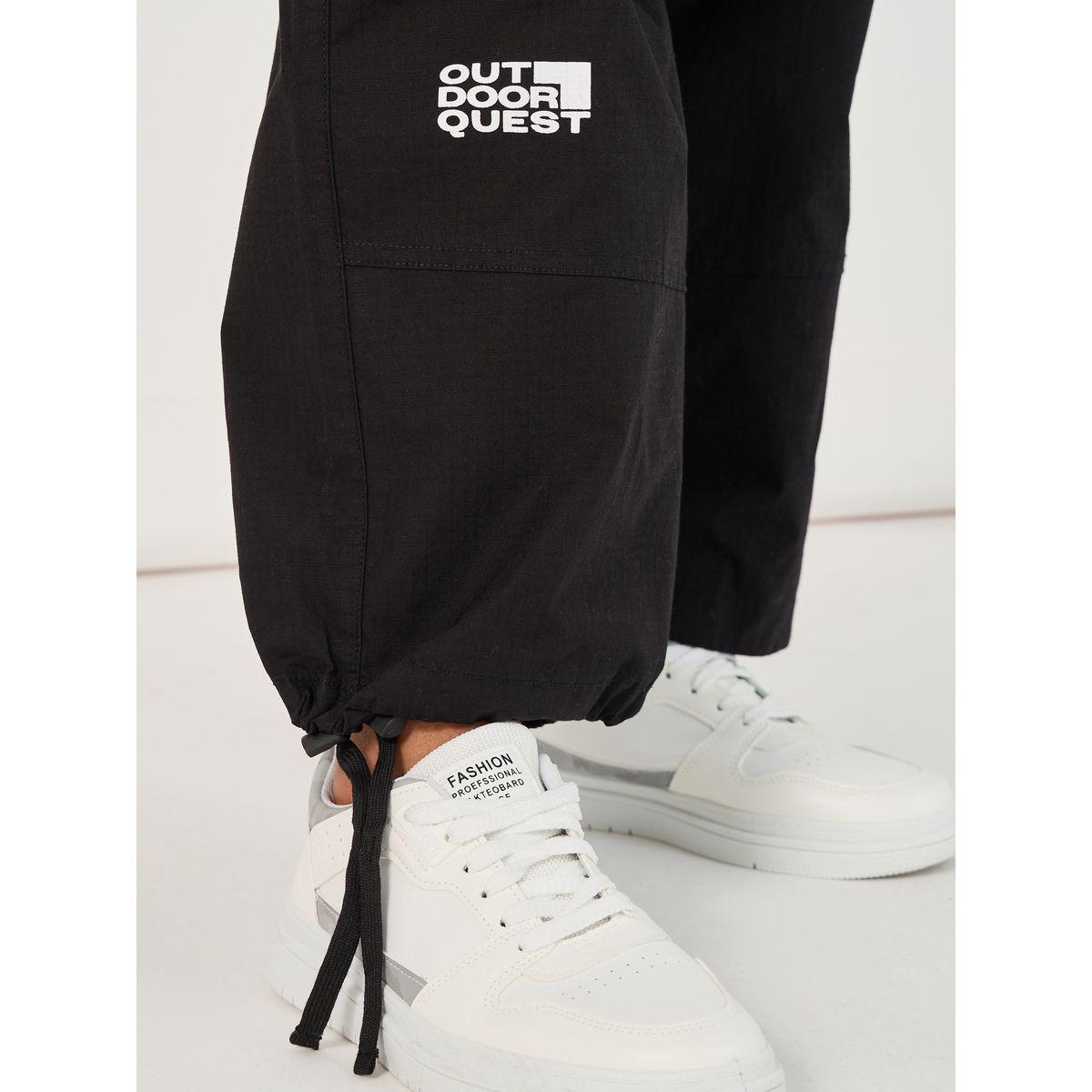 بنطال فضفاض بقصة باراشوت مع رباط وطبعة شعار-men-clothing-bottoms-trousersandchinos-trousers-image-5