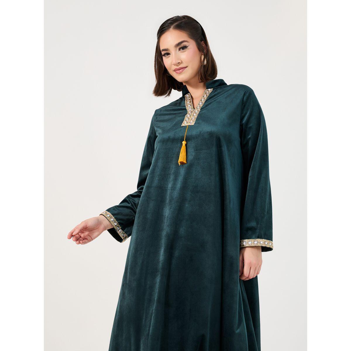 جلابية بمظهر مخملي وتفاصيل دانتيل-women-arabicclothing-jalabiyas-image-3