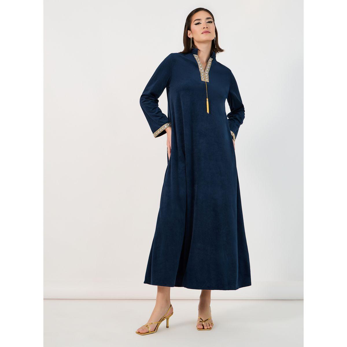 جلابية بمظهر مخملي وتفاصيل دانتيل-women-arabicclothing-jalabiyas-image-1