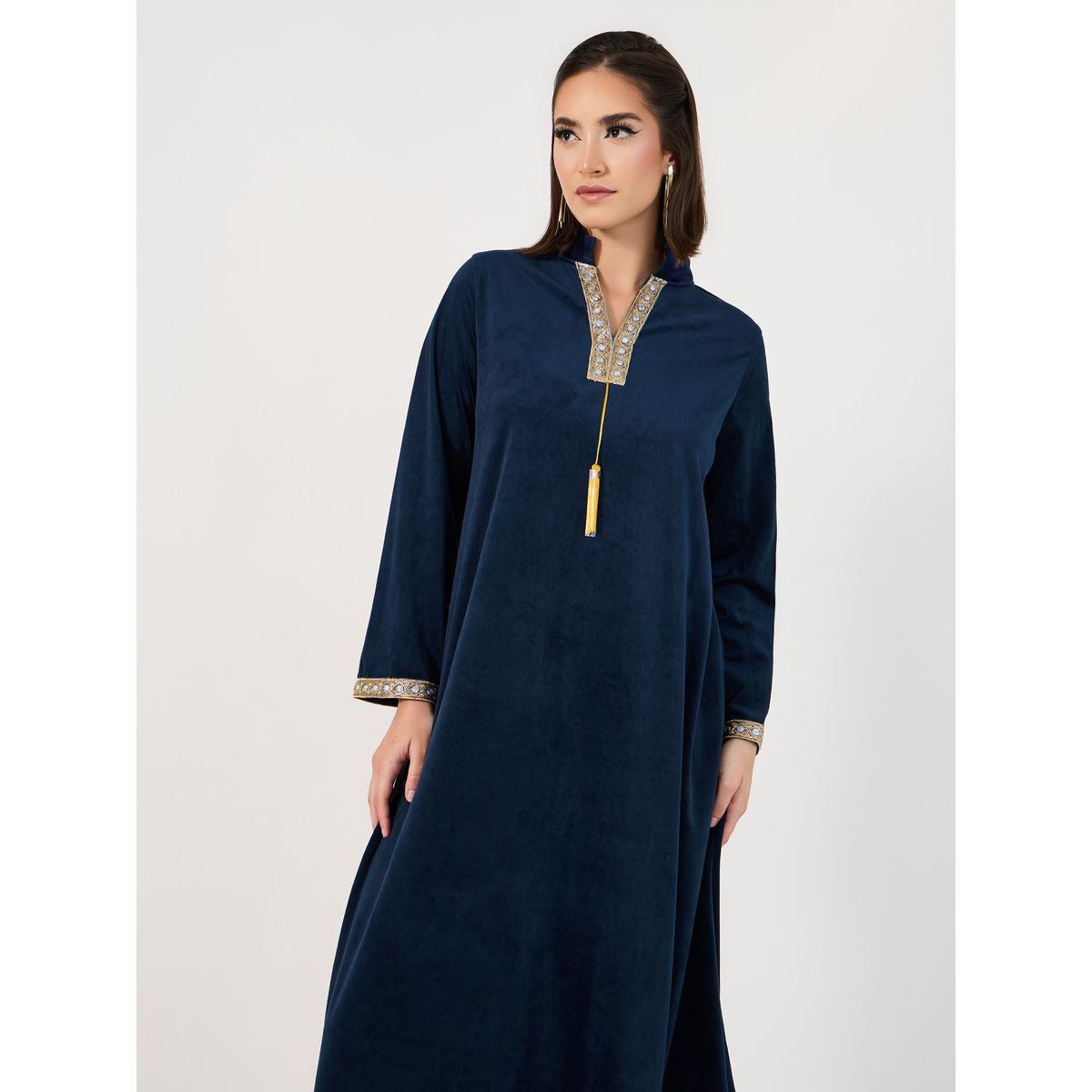 جلابية بمظهر مخملي وتفاصيل دانتيل-women-arabicclothing-jalabiyas-image-2
