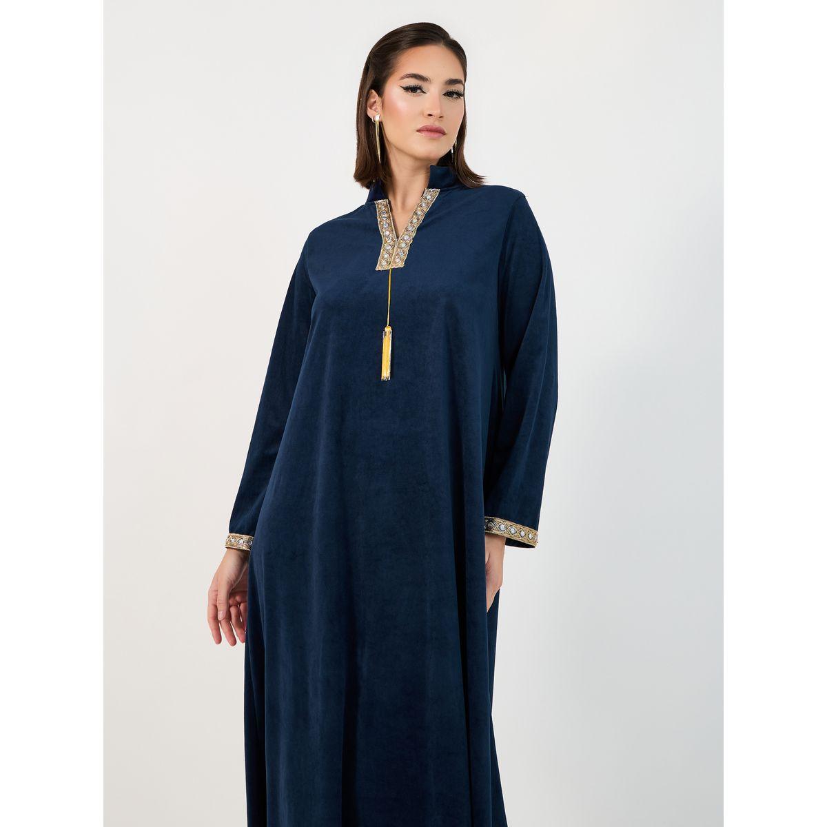 جلابية بمظهر مخملي وتفاصيل دانتيل-women-arabicclothing-jalabiyas-image-4