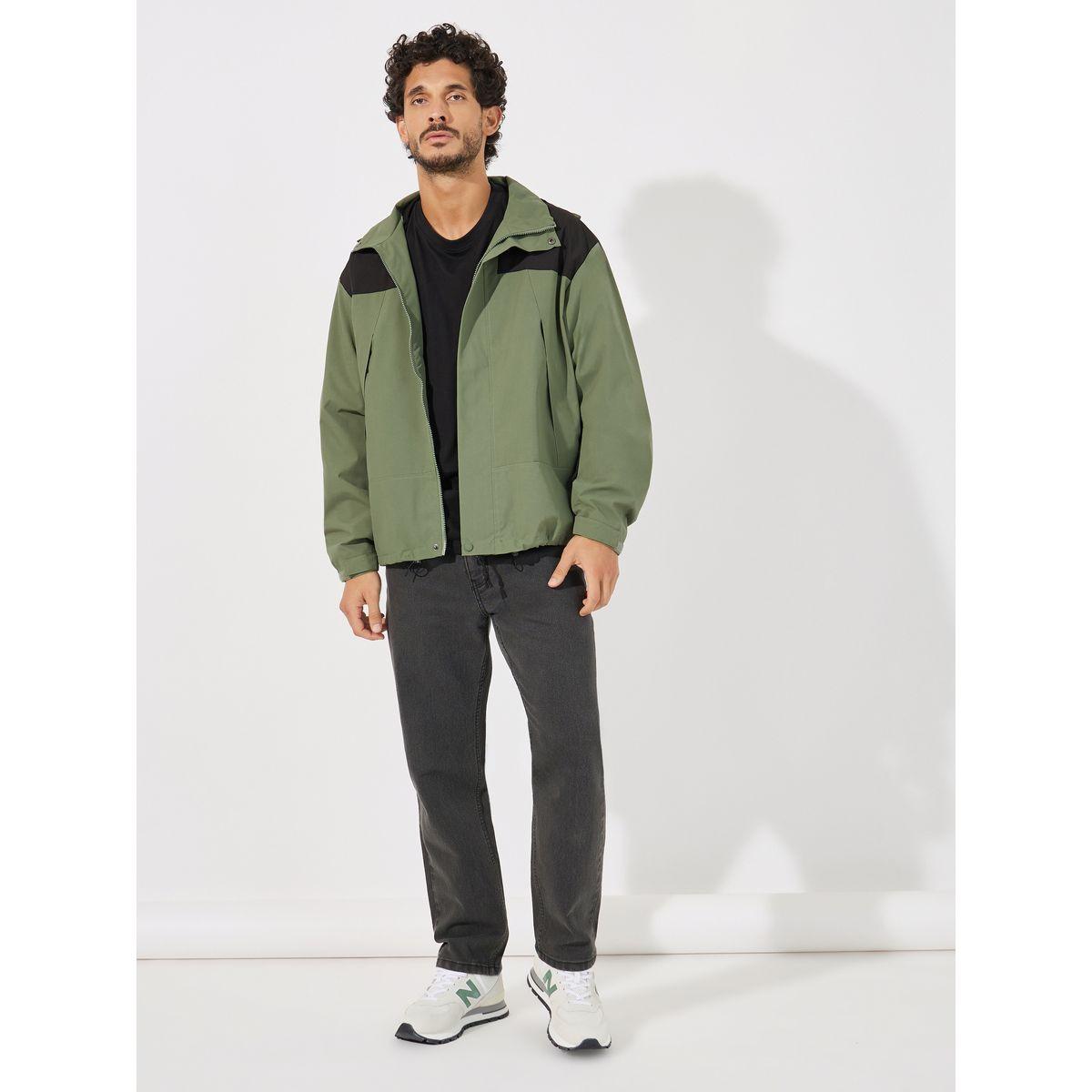 جاكيت وايند بريكر بنمط كتل الالوان وياقة هودي-men-clothing-jacketsandblazers-jackets-image-2