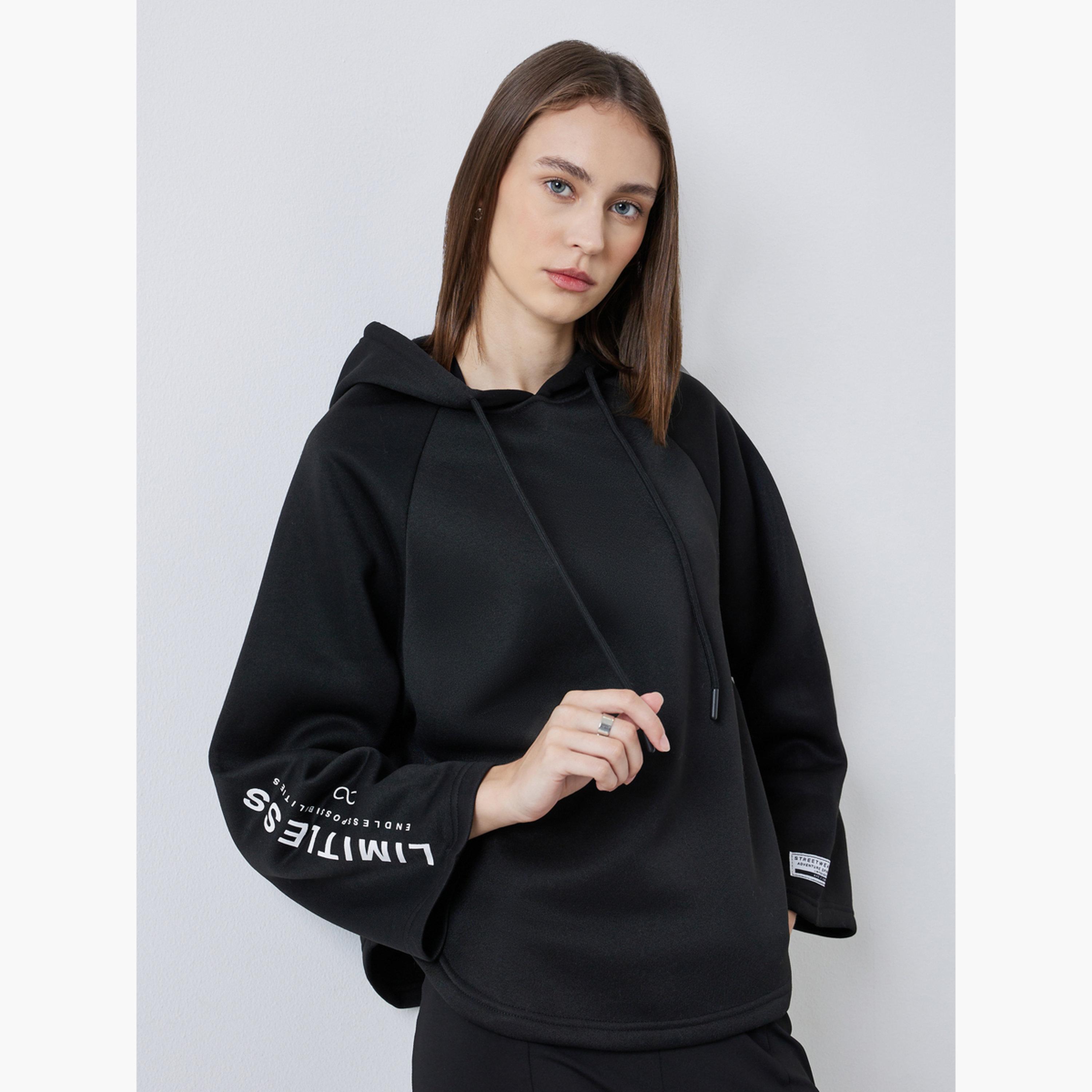 ستايلي - هودي بأكمام واسعة وطبعة شعار للنساء -women-clothing-hoodiesandsweatshirts-hoodies-image-1