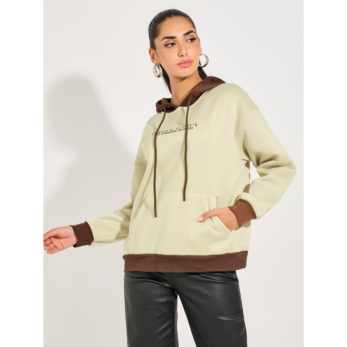 هودي مطبع بقصة عادية وتفاصيل مُتباينة-women-winterwear-hoodiesandsweatshirts-hoodies-image-1