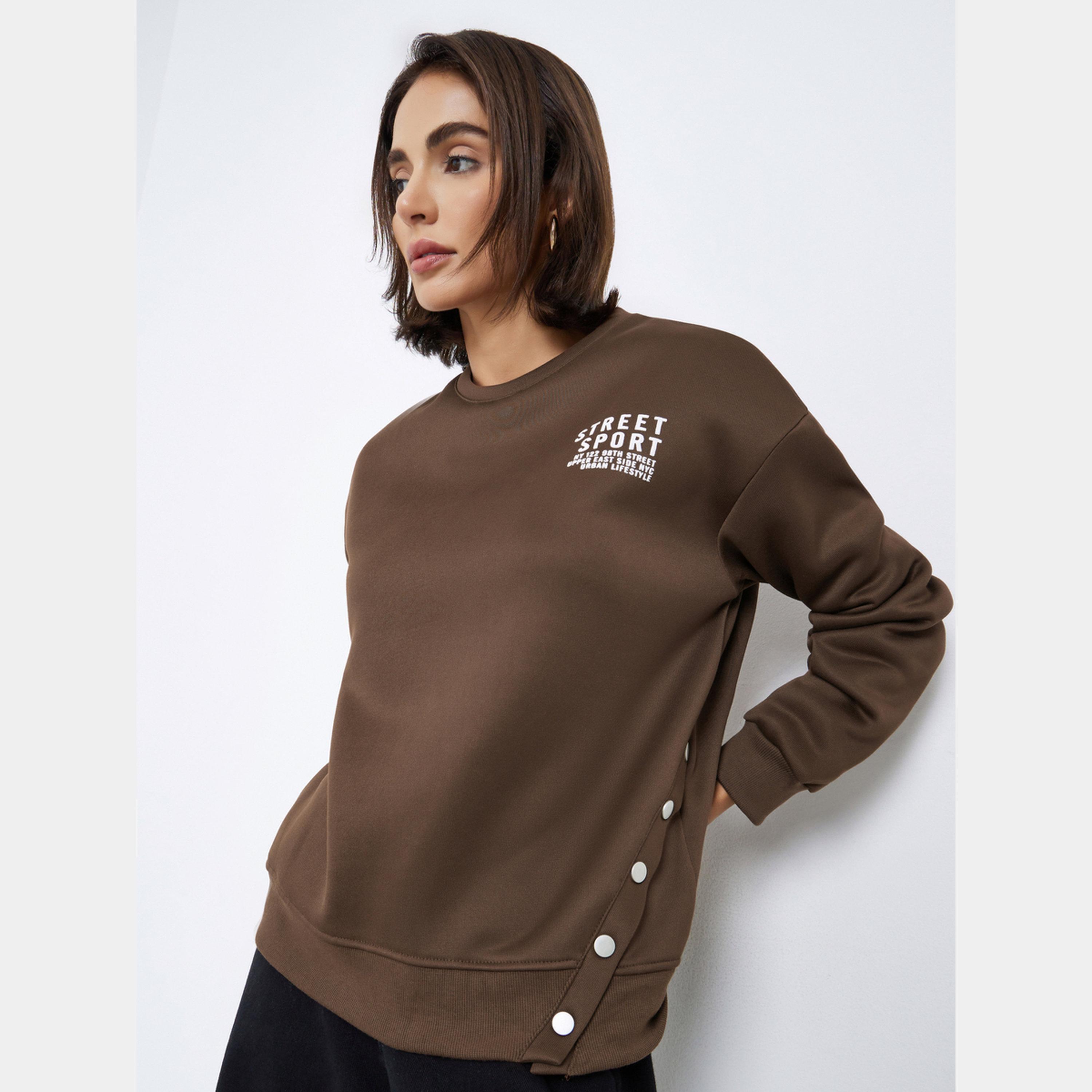 ستايلي - سويت شيرت نسائي بأكمام طويلة ورقبة دائرية وطبعة شعار-women-winterwear-hoodiesandsweatshirts-sweatshirts-image-1