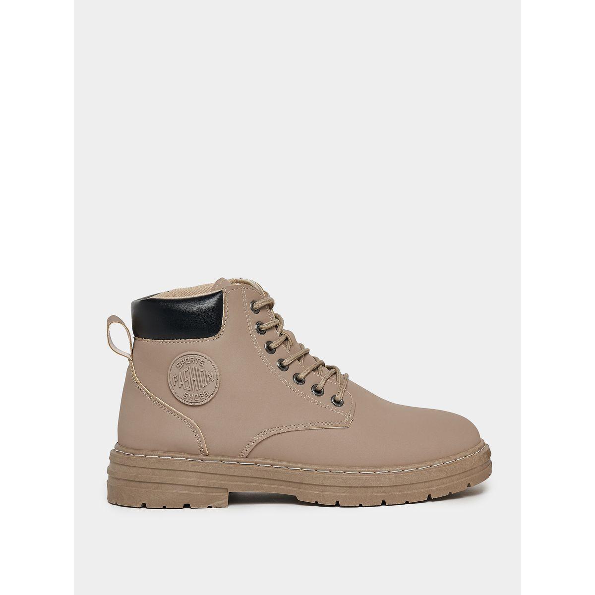 حذاء بوت كلاسيك بمقدمة دائرية ورباط غلق-men-shoes-boots-image-1