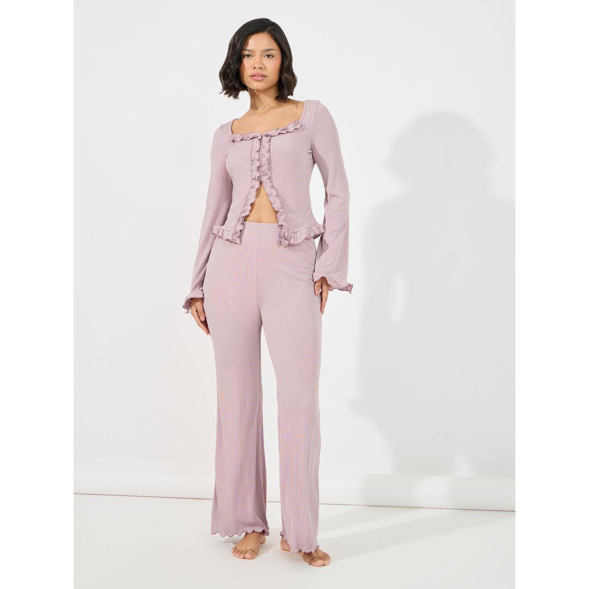 طقم من بنطال بيجاما مع بلوزة مضلعة بتفاصيل كشكش-women-clothing-nightwear-pyjamas-longsets-image-1