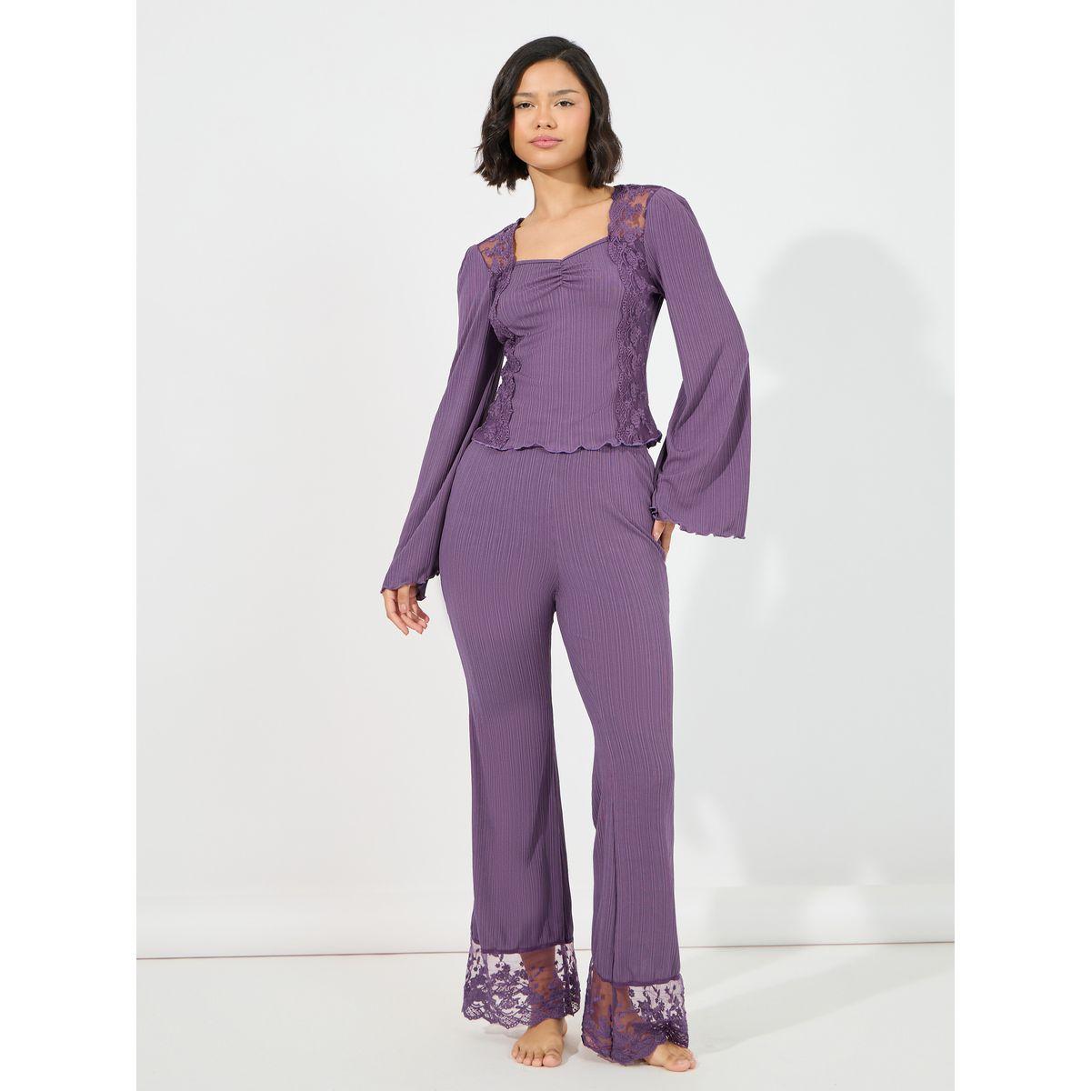 طقم من بنطال بيجاما مع بلوزة مضلعة بتفاصيل دانتيل-women-clothing-nightwear-pyjamas-longsets-image-1