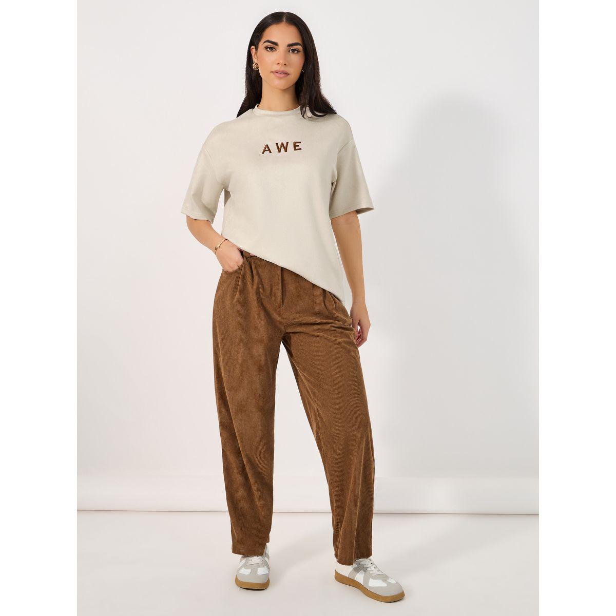 تيشيرت فضفاض مزين بشعار مُطرّز-women-clothing-tshirts-image-1