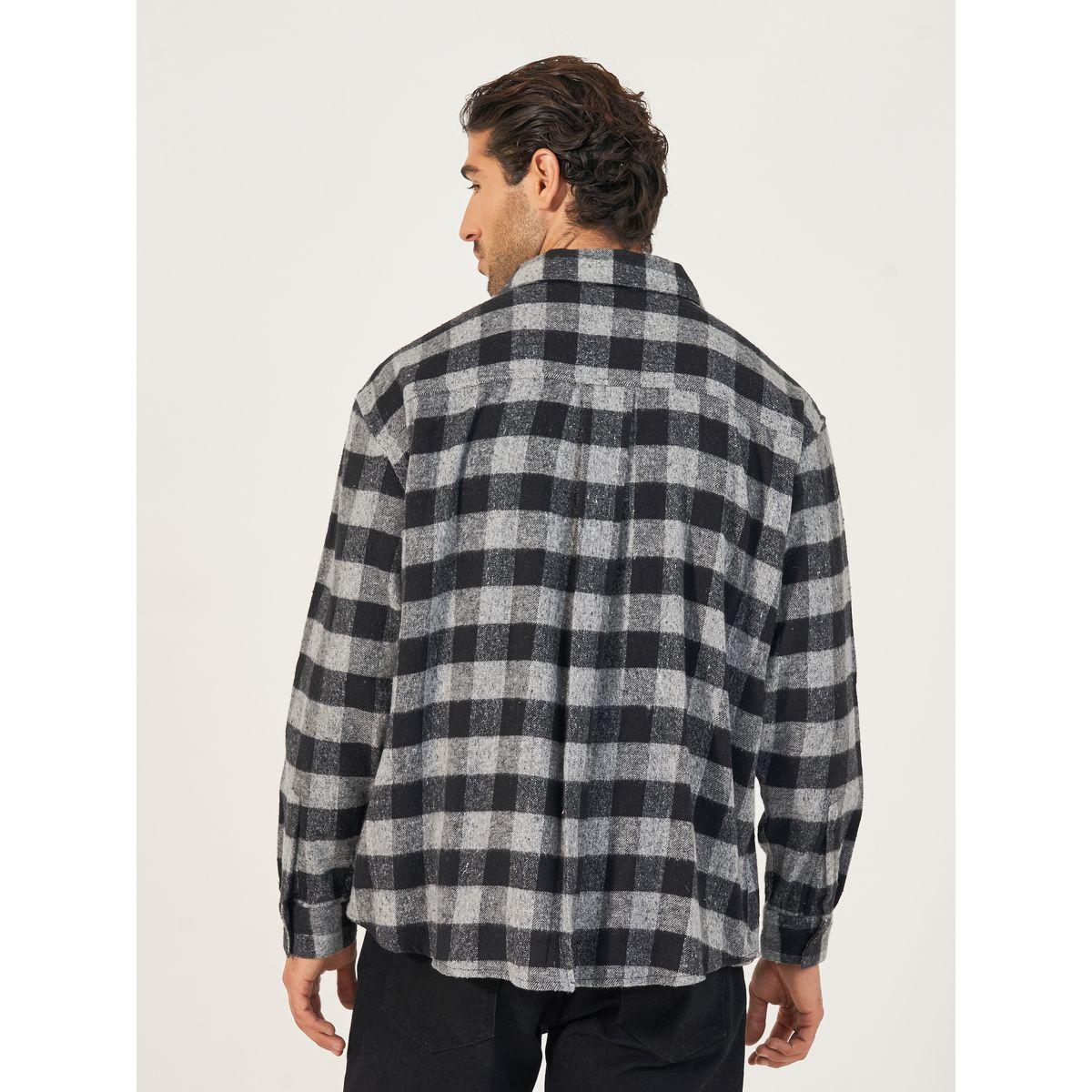 قميص فلانيل بطبعة مربعات وجيب-men-clothing-shirts-image-4