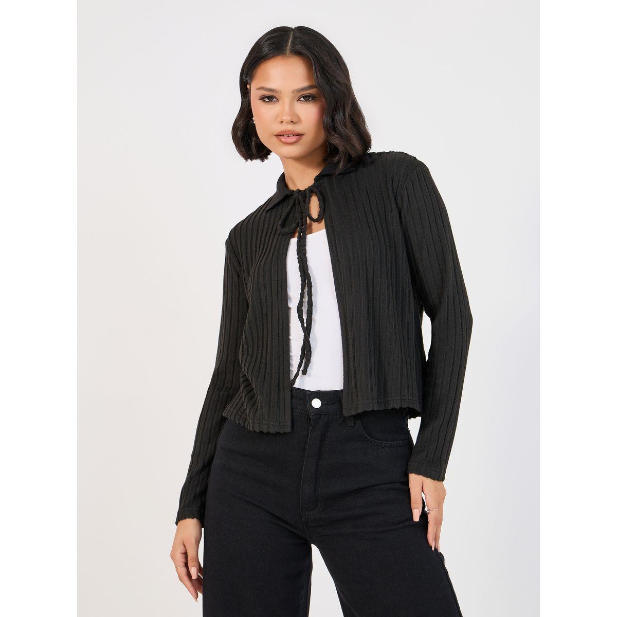 بلوزة محبوكة بتفاصيل مضلعة وياقة بأربطة-women-clothing-shirtsandblouses-blouses-image-1