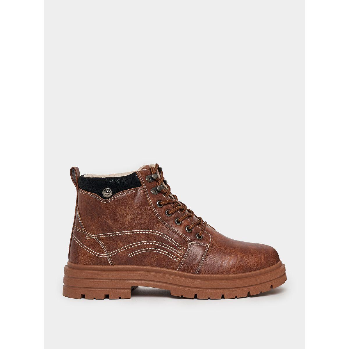 حذاء بوت بمقدمة دائرية وتفاصيل مدروزة-men-shoes-boots-image-1