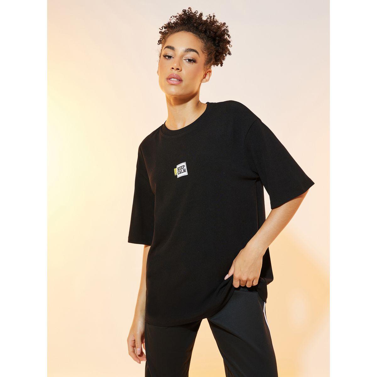 تيشيرت فضفاض مطبع بكتابة ومزين بشارة-women-clothing-tshirts-image-1