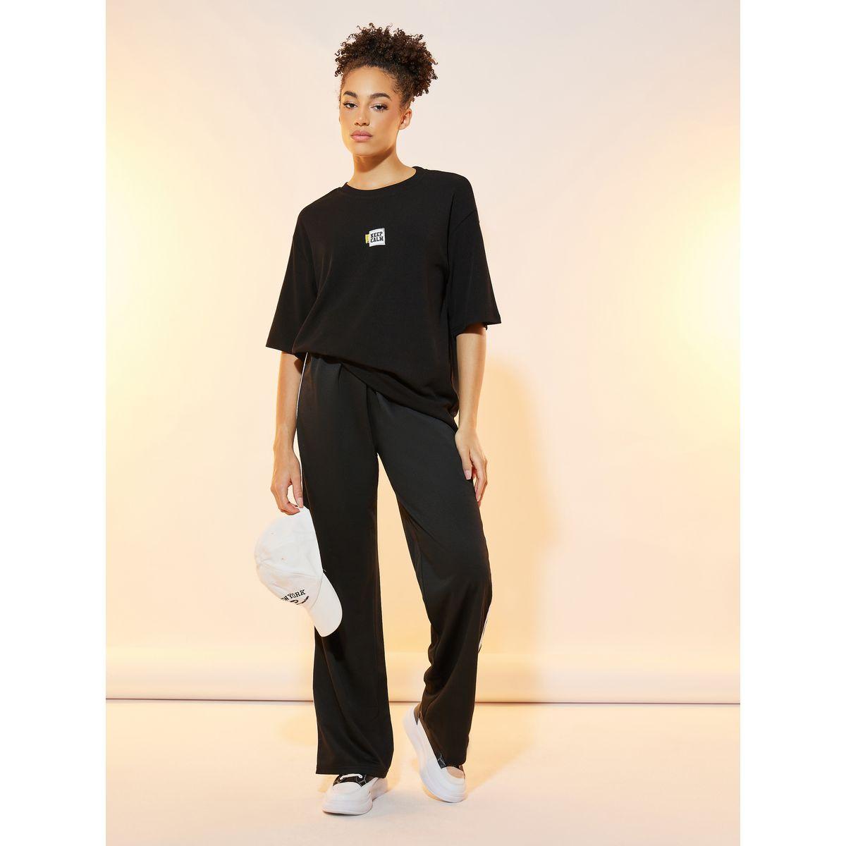 تيشيرت فضفاض مطبع بكتابة ومزين بشارة-women-clothing-tshirts-image-2